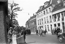 818824 Gezicht op de huizen Wittevrouwensingel 45 (uiterst rechts)- hoger te Utrecht; in het midden een legervoertuig ...